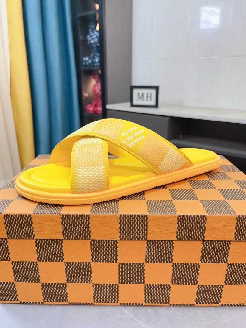 Men's shoes 💰340🌹🌹 (lv-Louis Vuitton) New men's slippers, high-end boutique, exquisite embossed logo decoration on the upper, fine workmanship, super soft soles, casual, loose and comfortable, a must-have in summer! \nsize：38-44